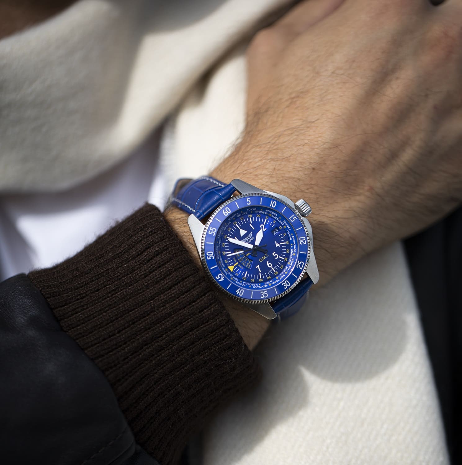 Фото часов Aviator Airacobra GMTV.1.37.0.308.4