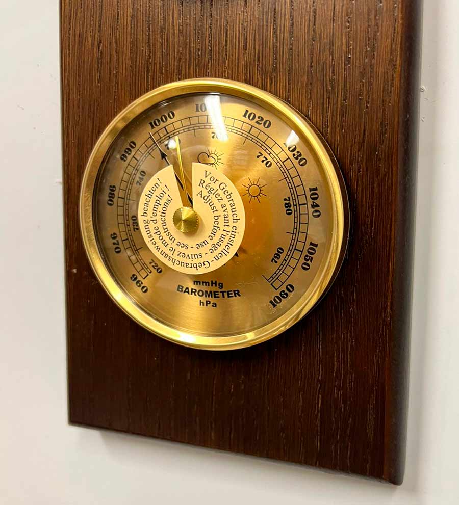 Фото часов Настенные часы с барометром Castita B0566 из дерева
            (Код: B0566)