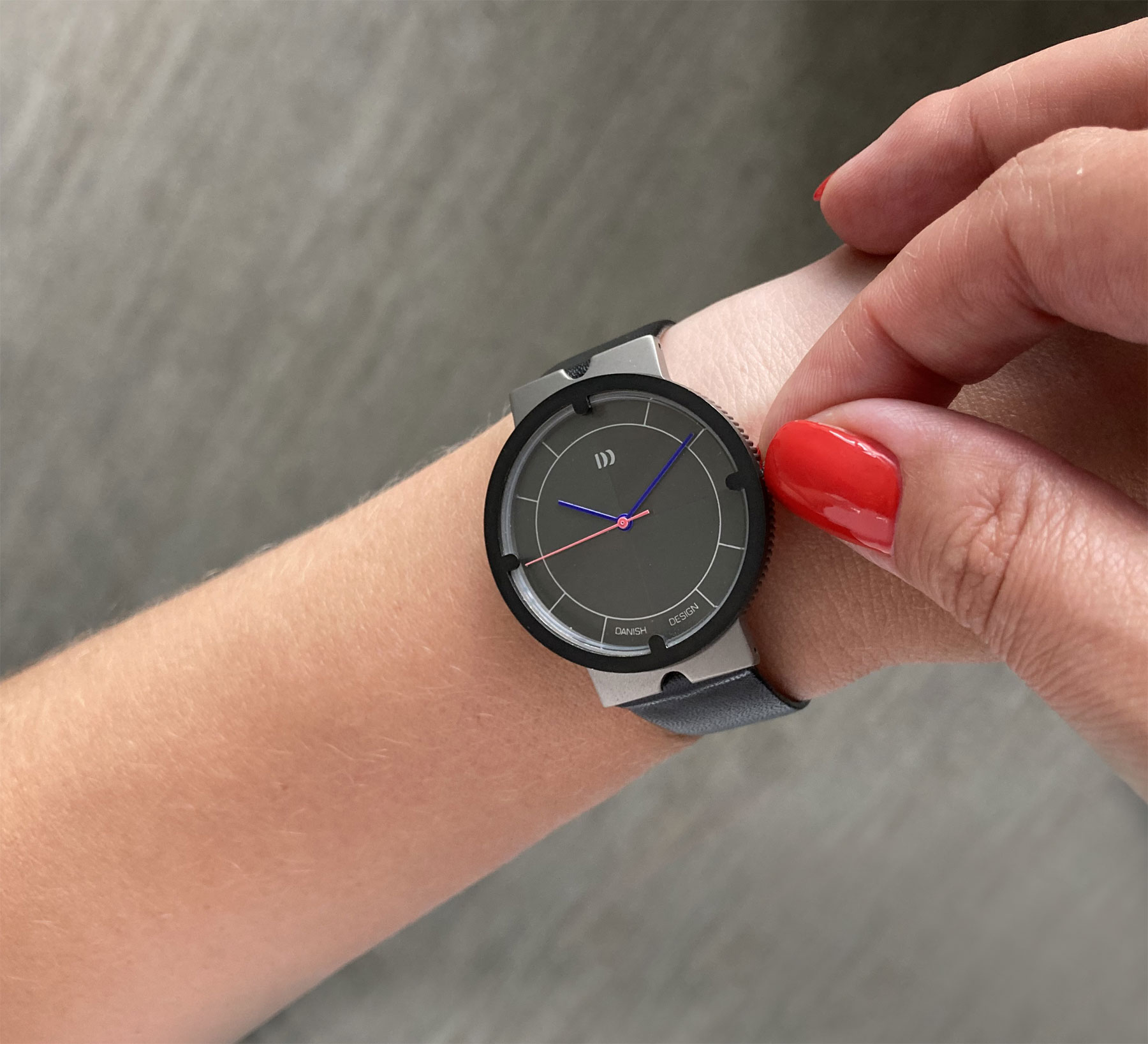 часы с муравьями. Ant-man 2015. Ant watch. наручные часы вместо циферблата фото семьи. часы dwell наручные.