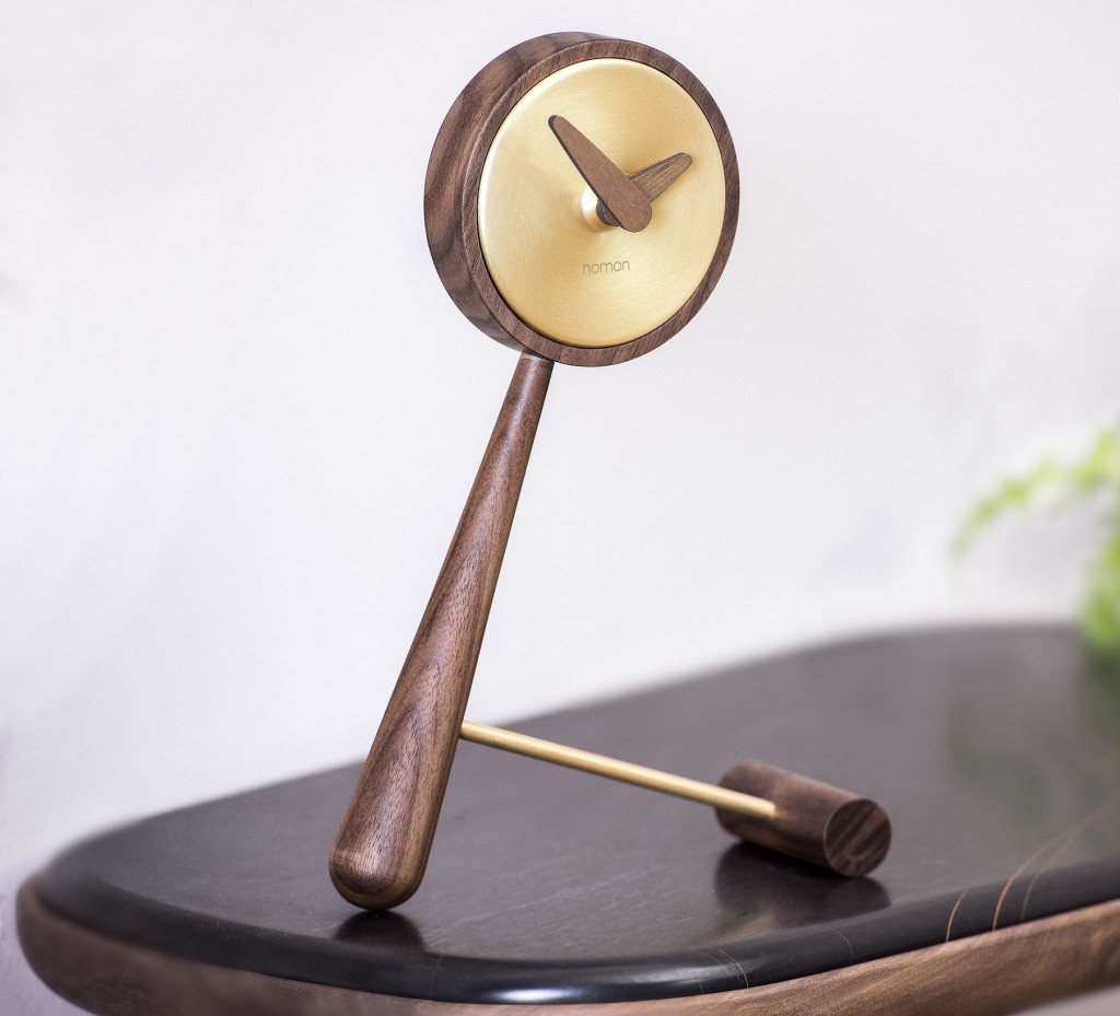 Фото часов Настольные часы Nomon Puntero G Mini Gold, латунь/дерево, 26x18cm MPUNG