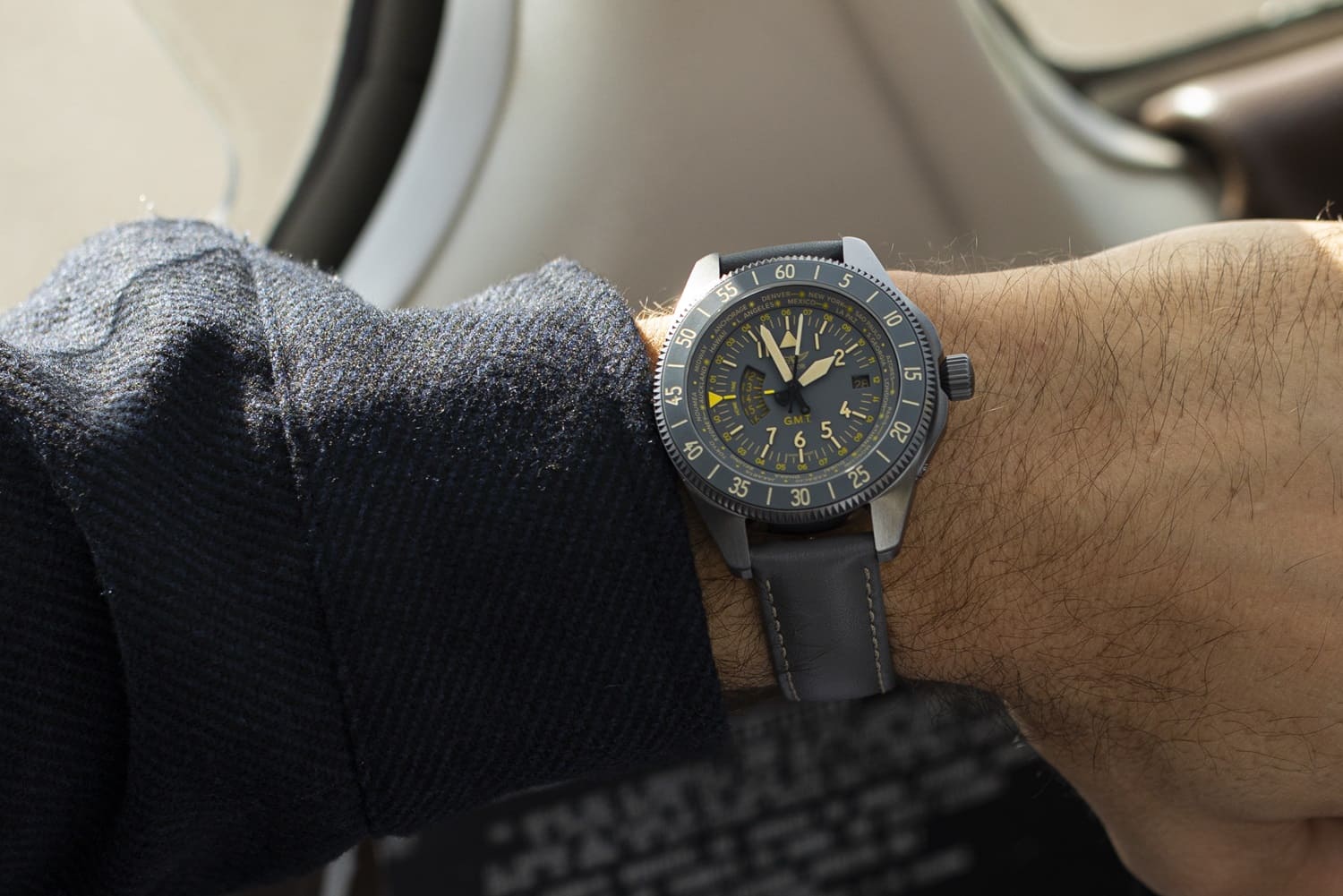 Фото часов Aviator Airacobra GMTV.1.37.7.305.4